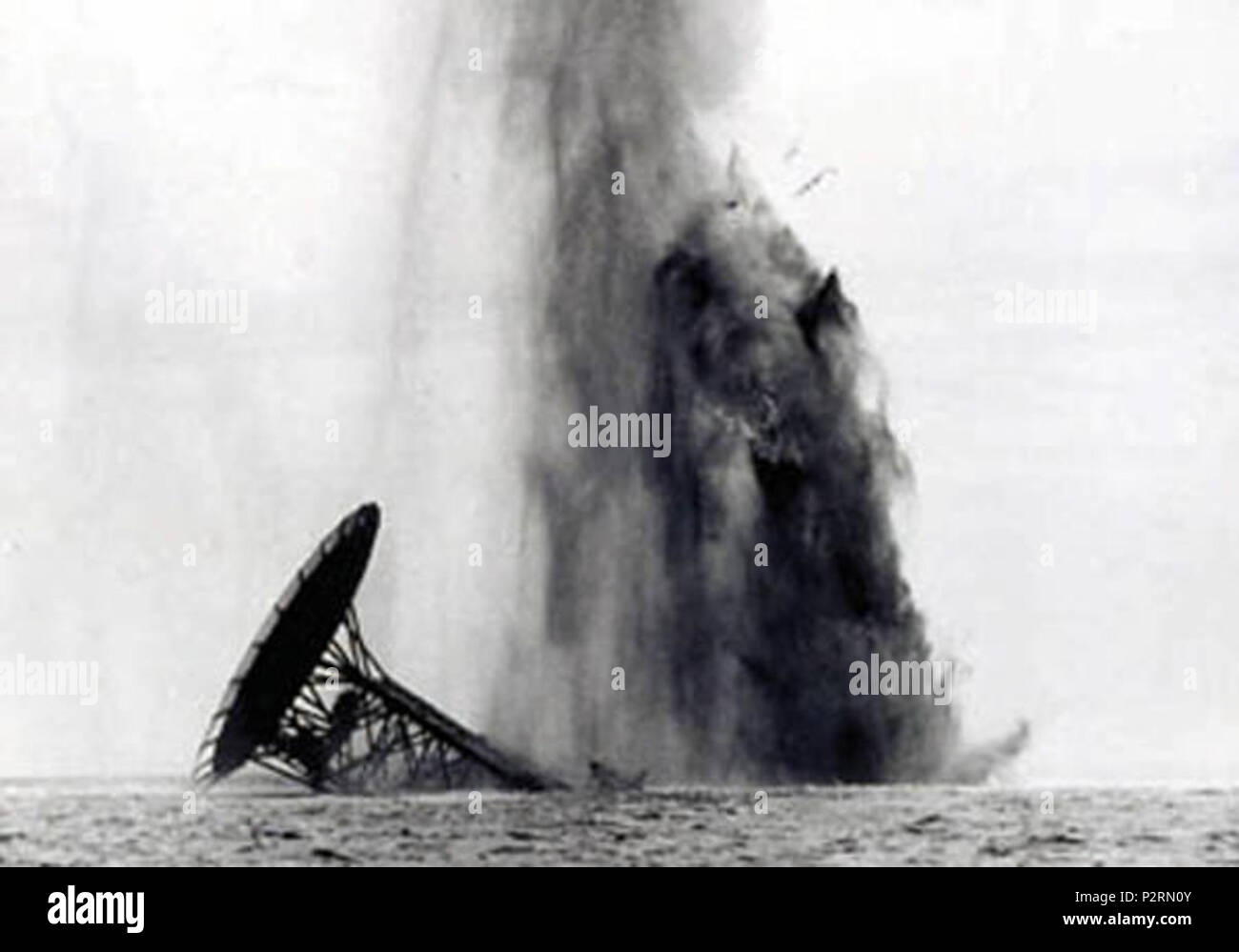 . Italiano: Esplosione della piattaforma petrolifera 'Paguro' di proprietà della SAIPEM al largo di Marina di Ravenna, avvenuta il 29 settembre 1965 . 29 September 1965. Unknown 70 Piattaforma paguro - esplosione 1965 Stock Photo