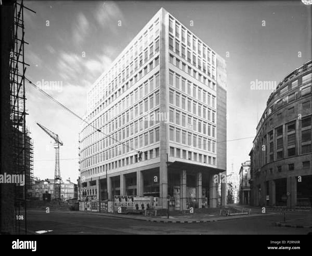 Italiano: Milano, edificio per uffici e negozi in Galleria Passarella 1-2  (angolo piazza San Babila, corso Vittorio Emanuele e corso Europa); fu  costruito dal 1954 al 1957 su progetto di Luigi