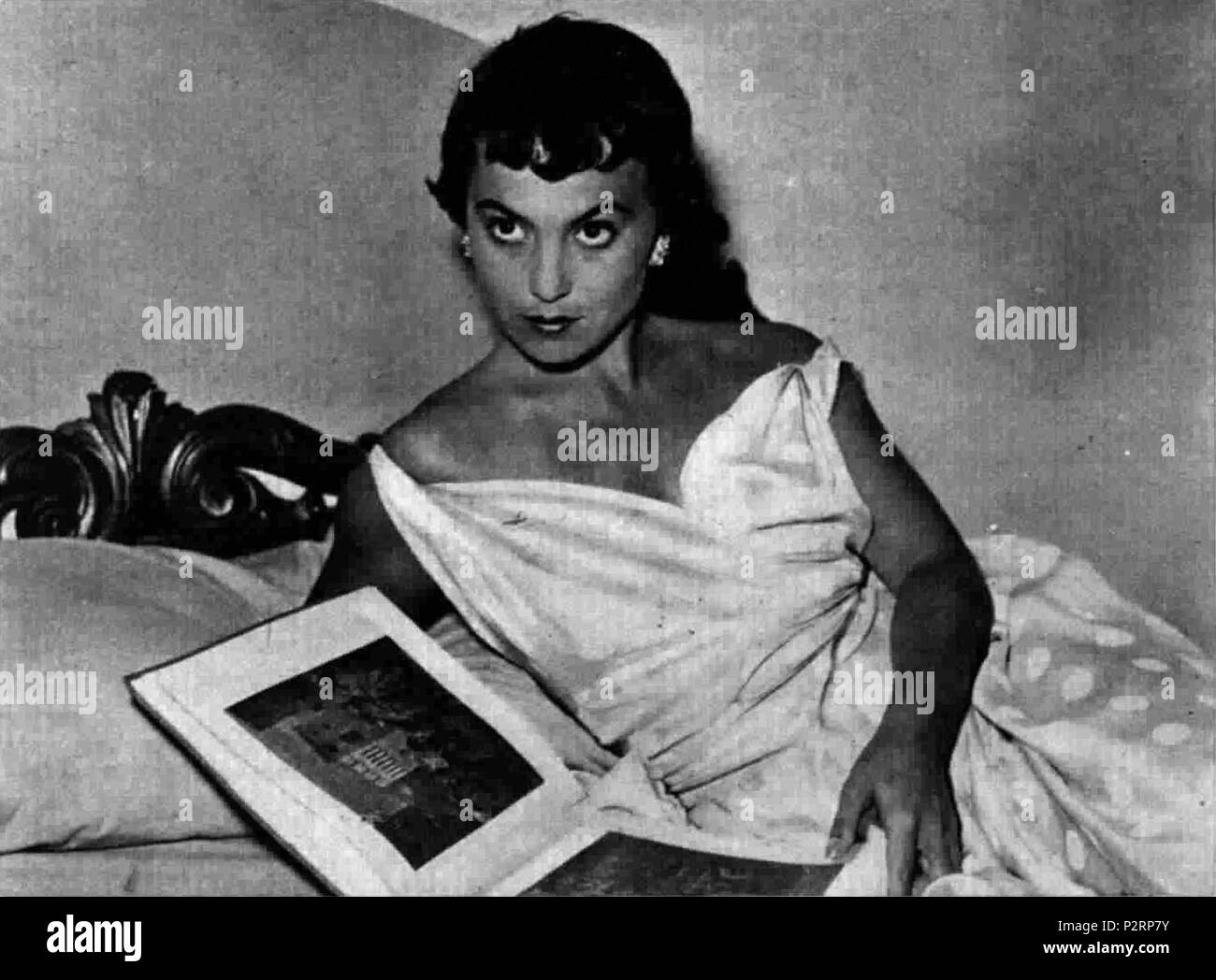 1954 actress Black and White Stock Photos & Images - Page 3 - Alamy