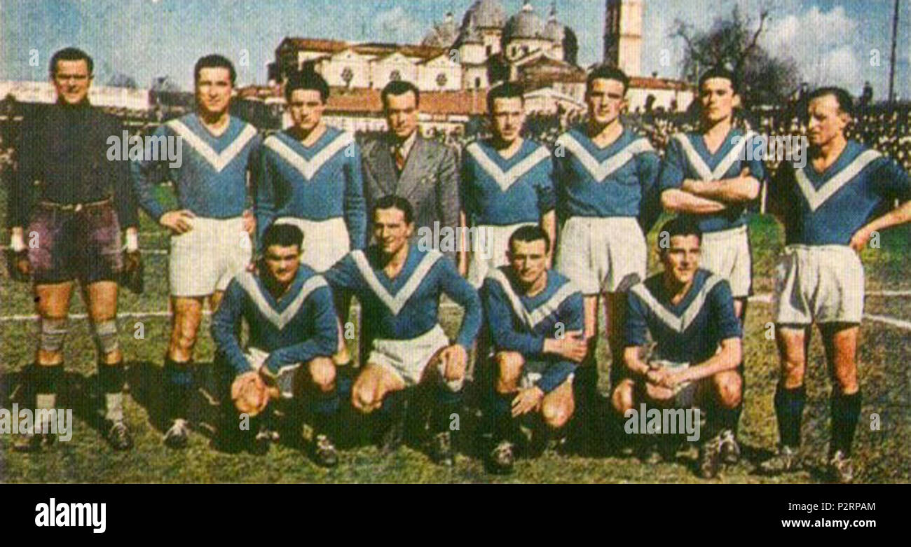 . Italiano: Una formazione del Brescia nella stagione 1940-41. Da sinistra, in piedi: G. Romano, A. Gadaldi, I. Rebuzzi (II), E. Frisoni (allenatore), R. Gei, A. Buzzoni, R. Di Cuonzo, M. Bergamaschi; accosciati: F. Scaramelli, G. Moretti, C. Albini, B. Barbieri. between 1940 and 1941. Unknown 9 Associazione Calcio Brescia 1940-41 Stock Photo