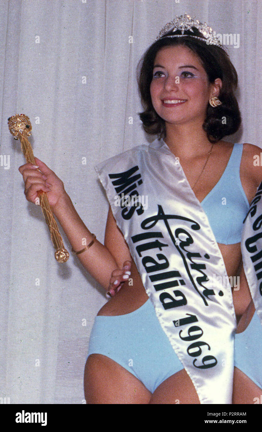Italiano: Anna Zamboni con la fascia di Miss Italia 1969 . 1969. Unknown 2  1969 anna-zamboni Stock Photo - Alamy