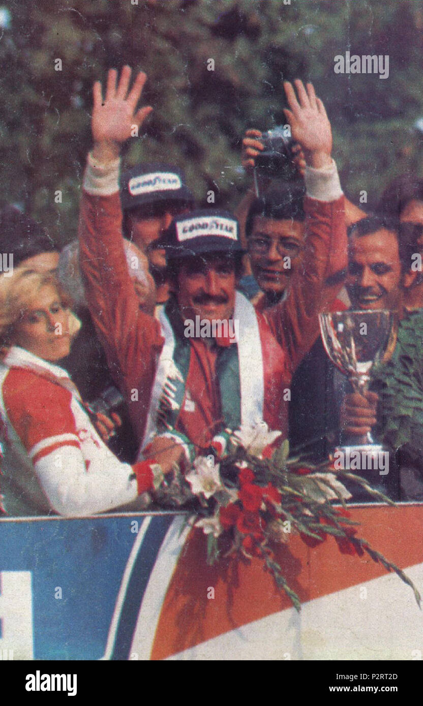 . Italiano: Monza, Autodromo Nazionale, 7 settembre 1975. XLVI Gran Premio d'Italia. Il pilota della Scuderia Ferrari, lo svizzero Clay Regazzoni, premiato sul podio al termine della sua vittoriosa corsa. “Nel giorno del trionfo di Regazzoni, sul podio di Monza cinque anni dopo la sua vittoria del 1970, Niki Lauda si è assicurato quel titolo che ormai era praticamente già suo [...].”  . 7 September 1975. Unknown 2 1975 Italian GP - The winner Clay Regazzoni on the podium Stock Photo