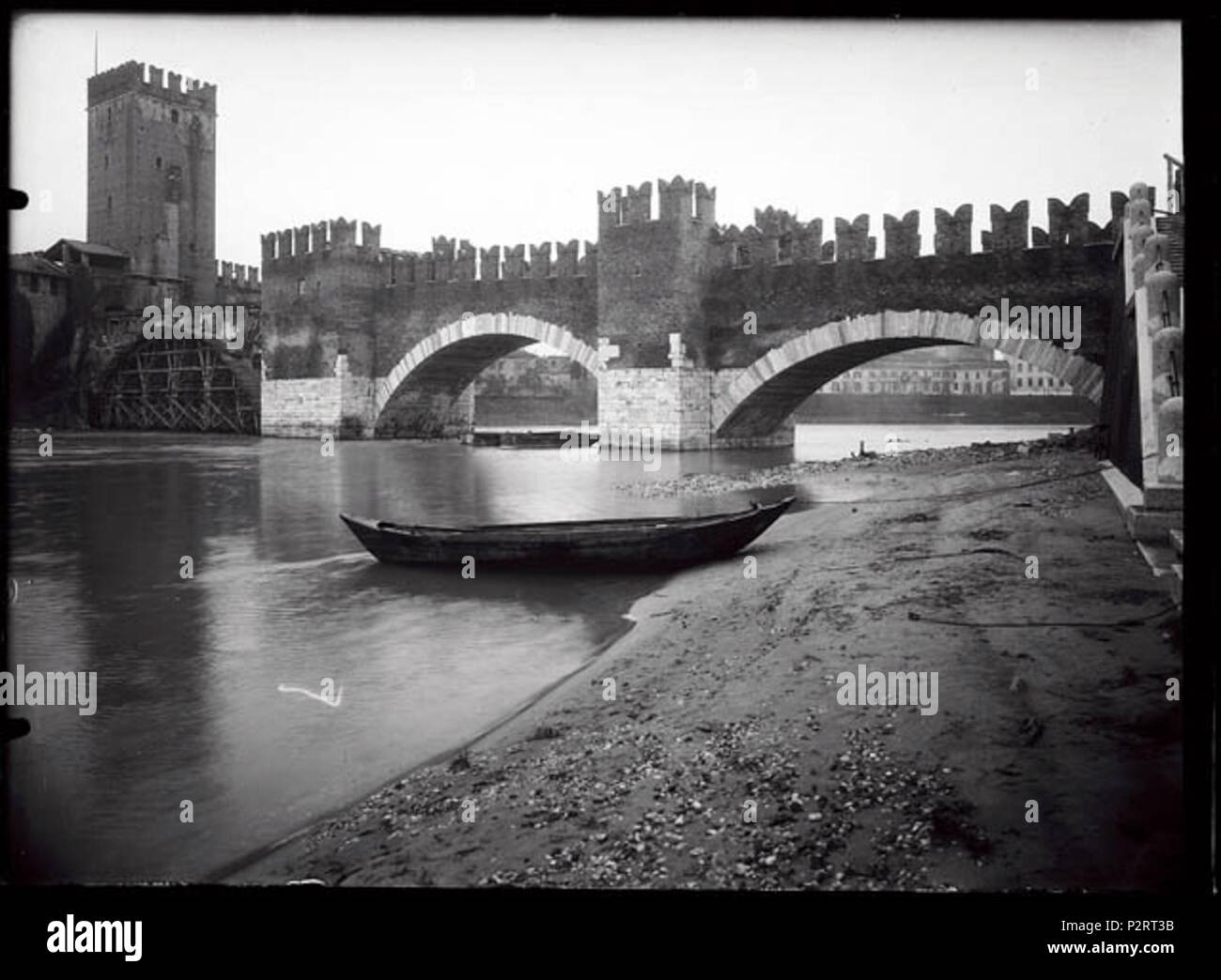 . Italiano: Ricostruzione del Ponte Scaligero a Verona in seguito alle esplosioni del 1944 per mano dei tedeschi in ritirata al termine della seconda guerra mondiale . after 1944. Unknown 76 RicostruzionePonteScaligero Stock Photo