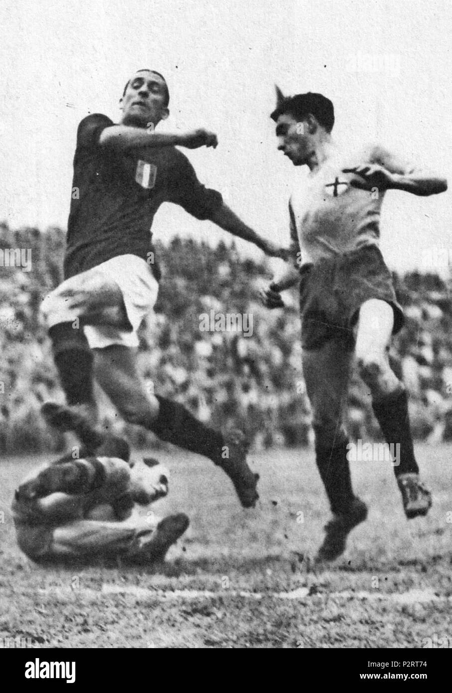 «La partita — Guglielmo Gabetto (Torino) in azione contro i giocatori dell'Alessandria nel 1948.» 1 1947–48 Serie A - AC Torino v Alessandria US - Guglielmo Gabetto Stock Photo