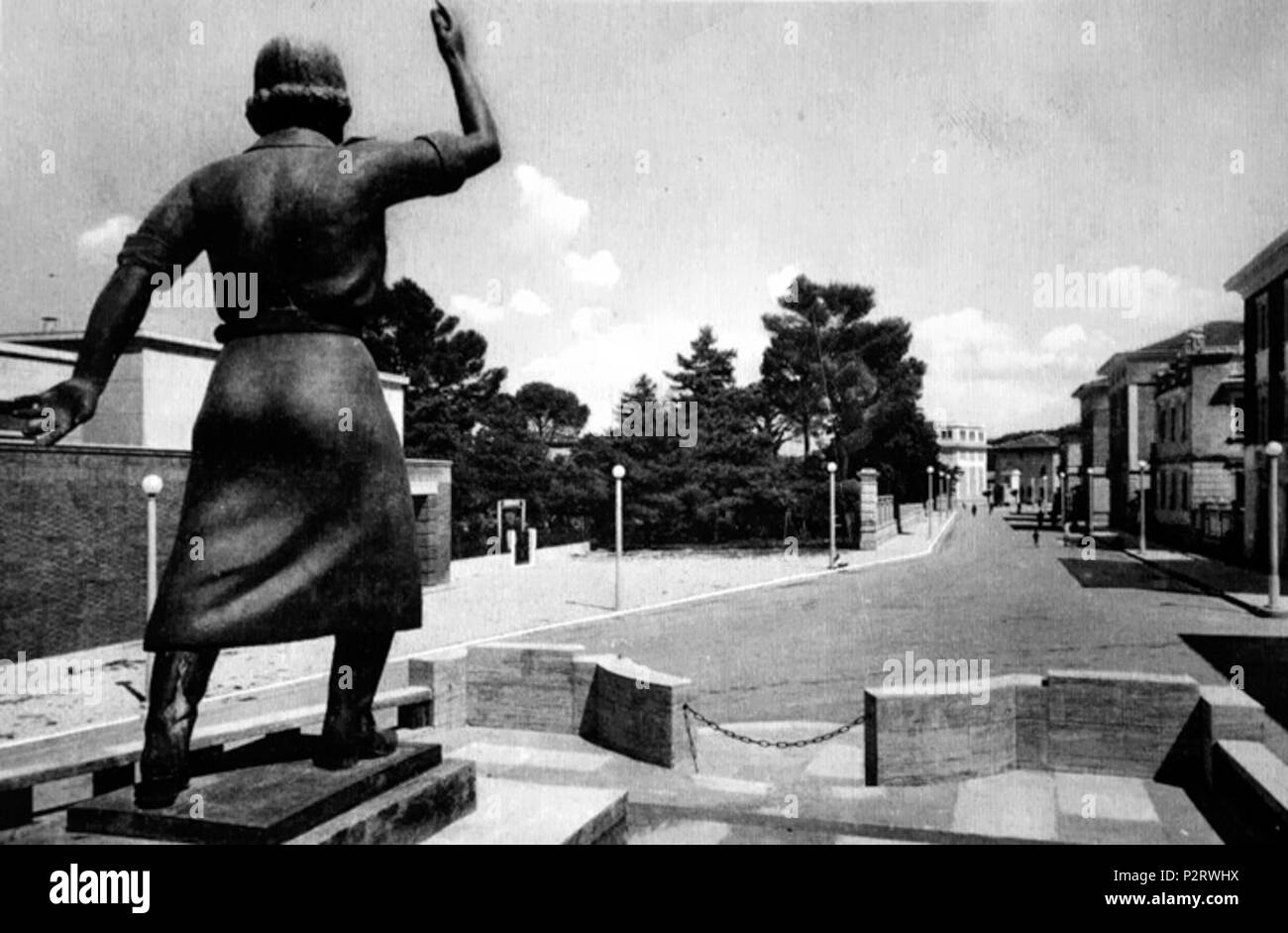 . Italiano: Vista posteriore della statua di Ines Donati . 19 June 2009, 14:18:37. Unknown 84 Statua Ines Donati dietro Stock Photo