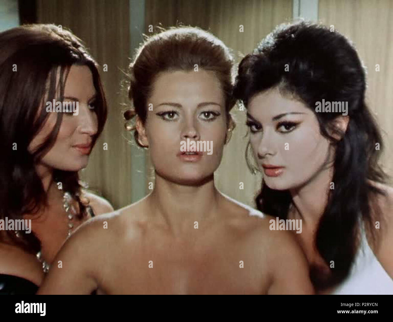 . English: Rosalba Neri, Eva Thulin and Edwige Fenech in a screenshot from the film Top Sensation (1968). 1968. Hannah ma bestah 11 Beba (1) Stock Photo
