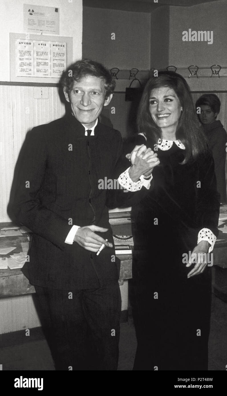 . Français : 1967 à SanRemo . 1 January 1961. Unknown 21 Dalida et Lucien Morisse (cropped) Stock Photo
