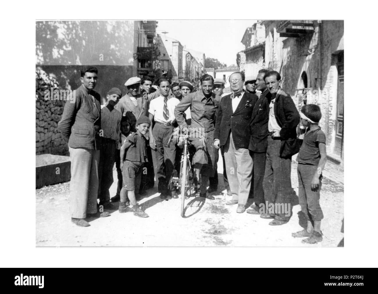 . English: Group of people in a town of Abruzzo, probably Alanno. Italiano: Un gruppo di persone in un paese dell'Abruzzo, probabilmente Alanno. 1930s. Unknown 38 Group in Italy Stock Photo