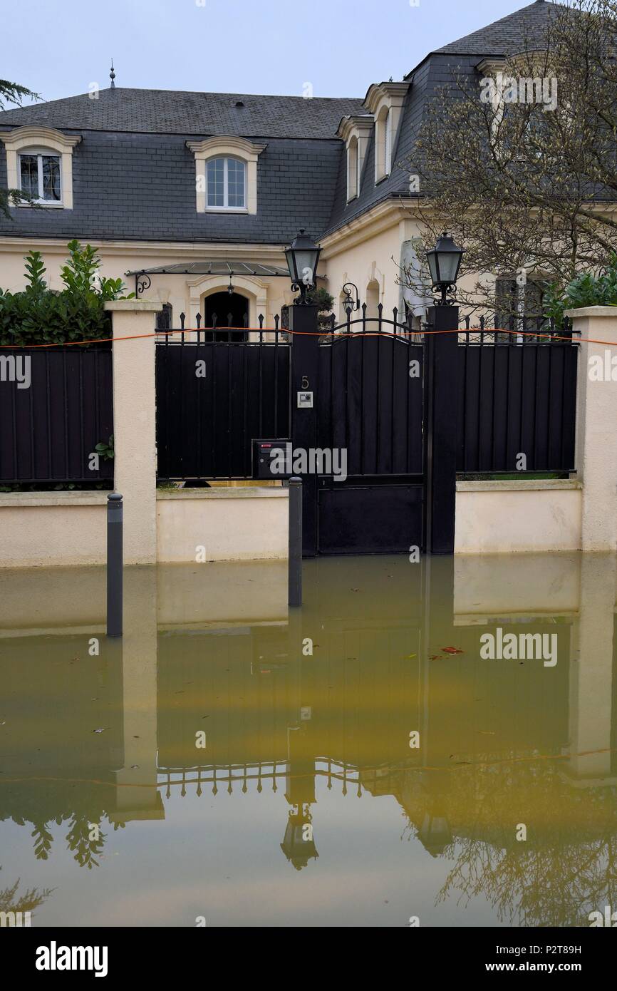 France, Val de Marne, the Marne riverside, Le Perreux-sur-Marne, house flooded by the rise of the Marne river Stock Photo