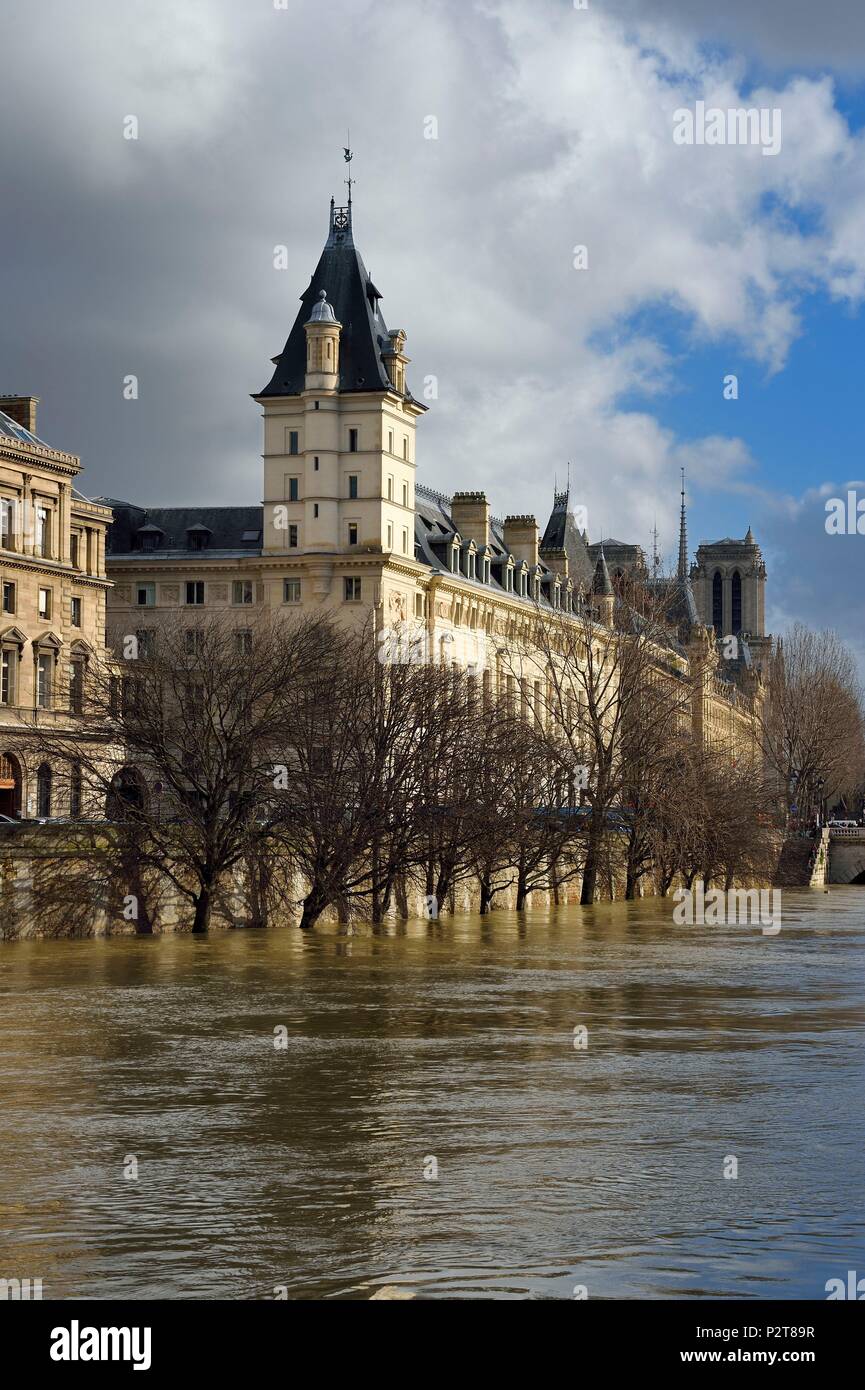 France, Paris, area listed as World Heritage by UNESCO, the flood of the Seine of January 2018, le quai des Orfèvres Stock Photo