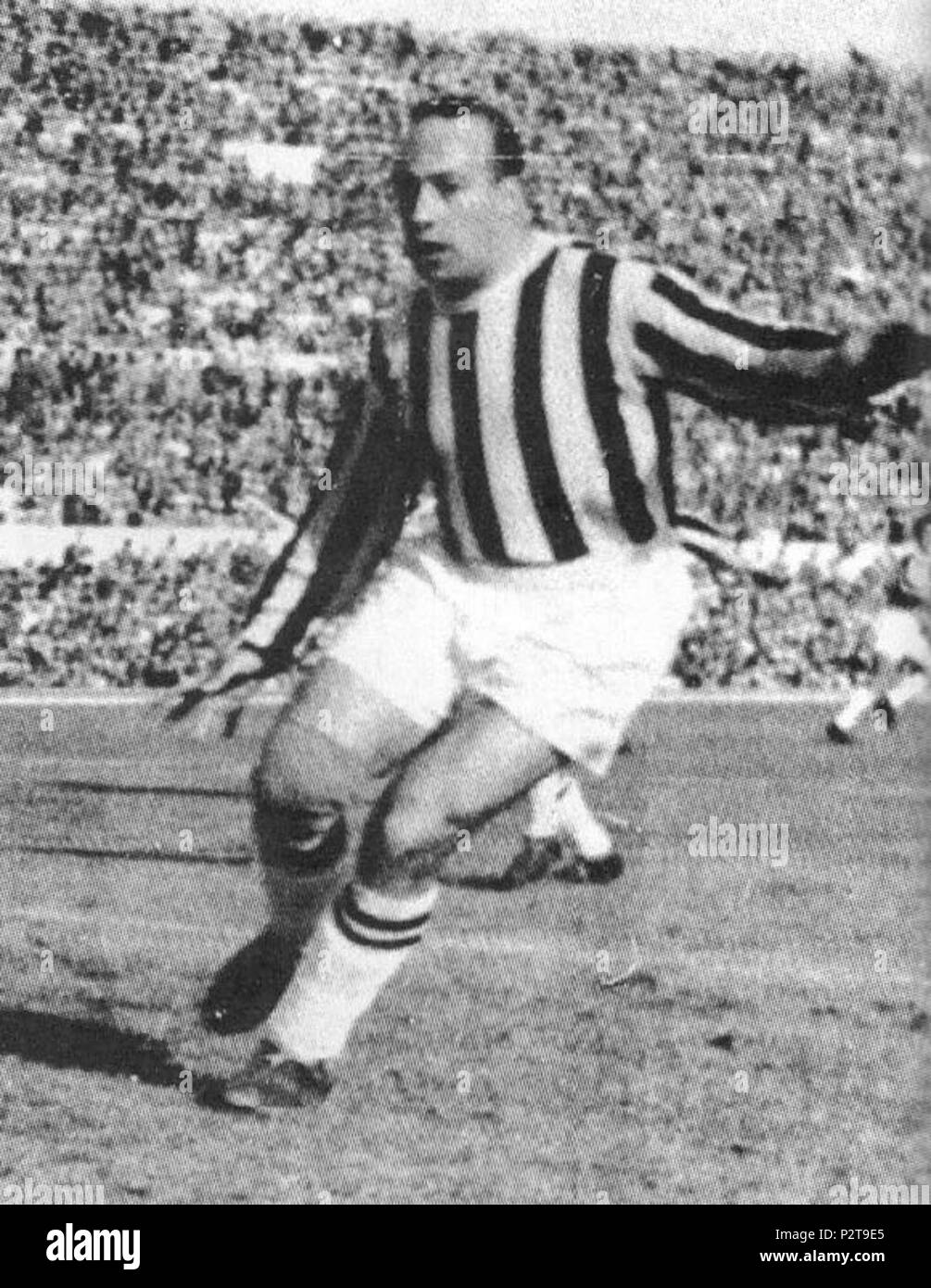 . Rome, Stadio dei Centomila ('100,000s' Stadium'), April 25, 1954. A.S. Roma — Juventus F.C. 1-1, 29th round of the Italian Championship 1953–54 Serie A. Juventus' footballer Eduardo Ricagni in action . 25 April 1954.  Photo by Unknown Cropped by Danyele 24 Eduardo Ricagni - Juventus FC 1953-54 (cropped) Stock Photo