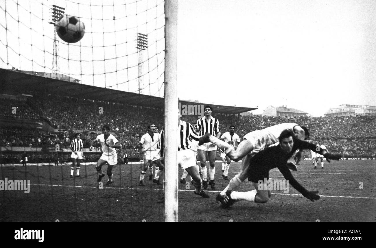 . Italiano: Torino, stadio Comunale, 15 marzo 1970. Campionato italiano di Serie A 1969-70, 24ª giornata, Juventus – Cagliari (2-2). Sugli sviluppi di un calcio d'angolo per i cagliaritani, battuto da Greatti e deviato da Domenghini, Luigi 'Gigi' Riva stoppa di petto il pallone, se lo alza sopra il capo con un tocco di ginocchio e infine colpisce di testa in acrobazia, superando così il portiere juventino Roberto Anzolin e trovando la rete del momentaneo 1-1. 15 March 1970. Sergio Del Grande, Giorgio Lotti, Walter Mori / EPOCA 82 Serie A 1969-70 - Gigi Riva scoring for Cagliari v Juventus in T Stock Photo