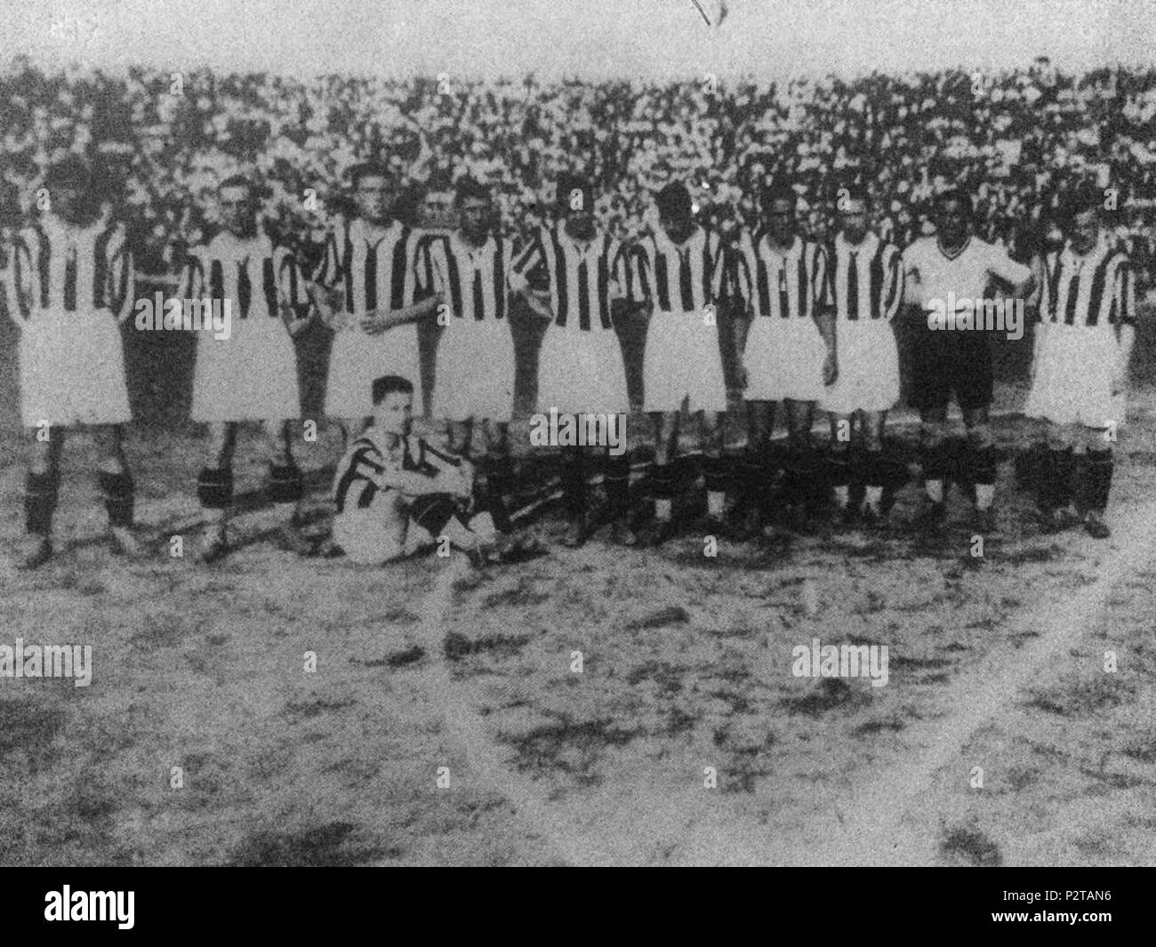 . Italiano: Una formazione della Juventus nella stagione 1928-29. Da sinistra, in piedi: C. Bigatto (I) (capitano), O. Barale, G. Borgo (I), E. Borgo (II), G. Galluzzi, A. Vojak (I), F. Munerati, V. Rosetta, G. Combi, L. Cevenini (III); accosciato: M. Ferrero. between 1928 and 1929. Unknown 30 Foot-Ball Club Juventus 1928-29 Stock Photo