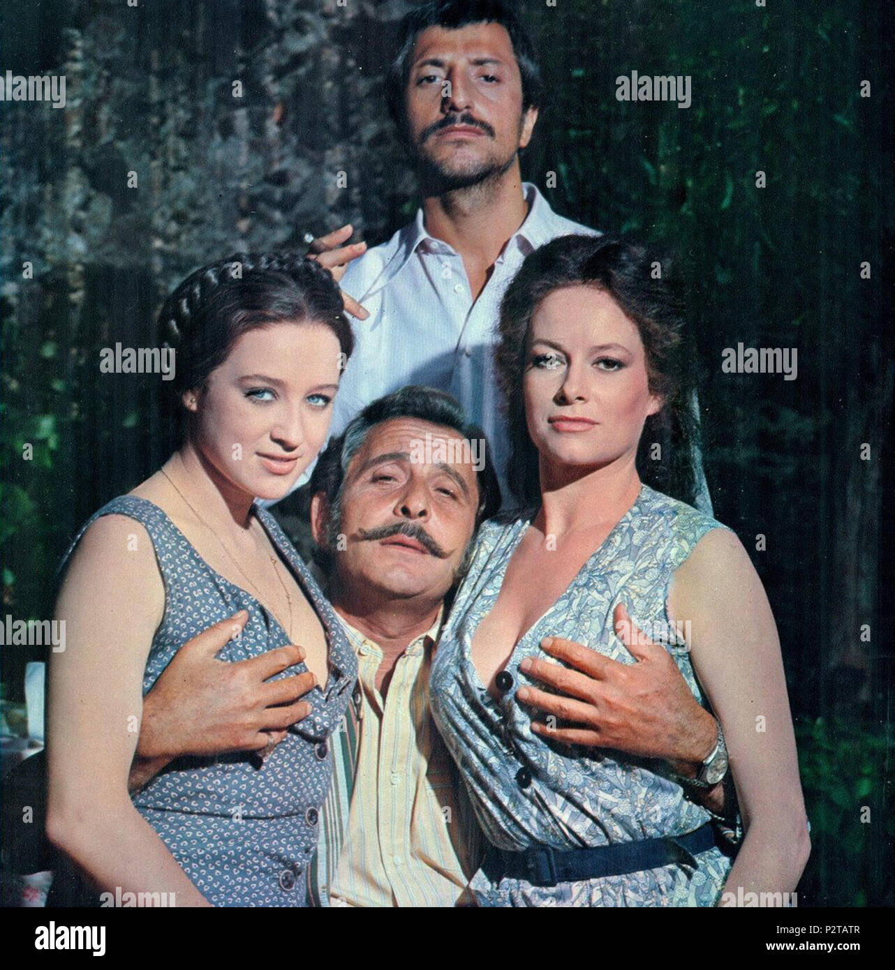 . Italiano: Dall'alto, in senso orario: gli attori Pippo Franco, Luciana Paluzzi, Domenico Modugno ed Eleonora Giorgi in uno scatto di scena sul set del film La sbandata (1974) di Alfredo Malfatti e Salvatore Samperi. circa 1974. Angelo Samperi 46 La sbandata (1974) - Franco, Paluzzi, Modugno, Giorgi Stock Photo