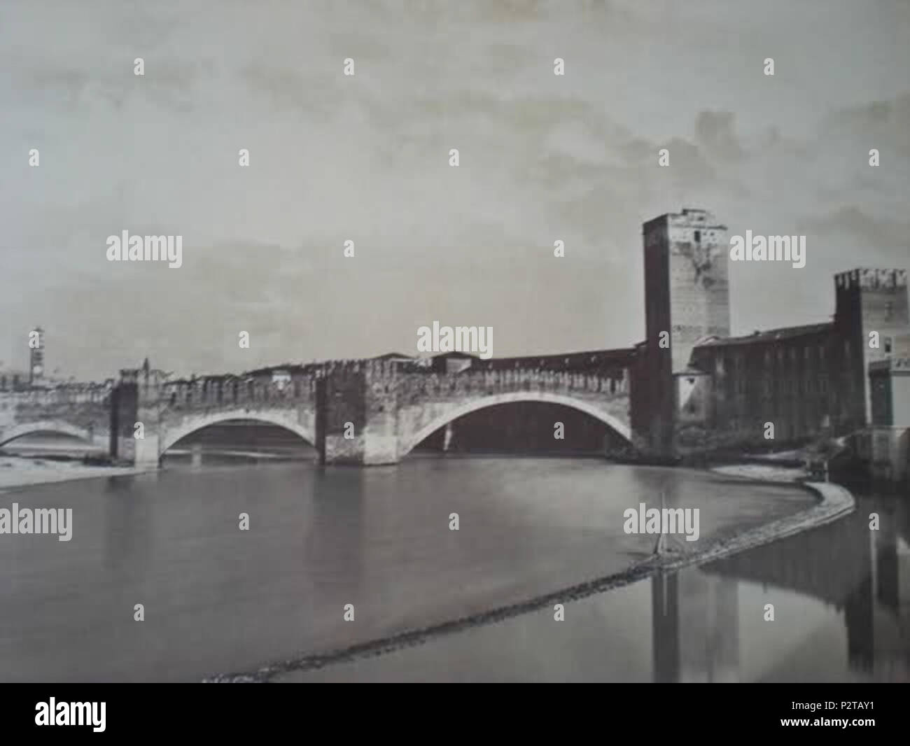 Italiano: Antica fotografia del ponte di Castelvecchio . about before 1944.  Unknown 72 PonteScaligeroOld Stock Photo - Alamy