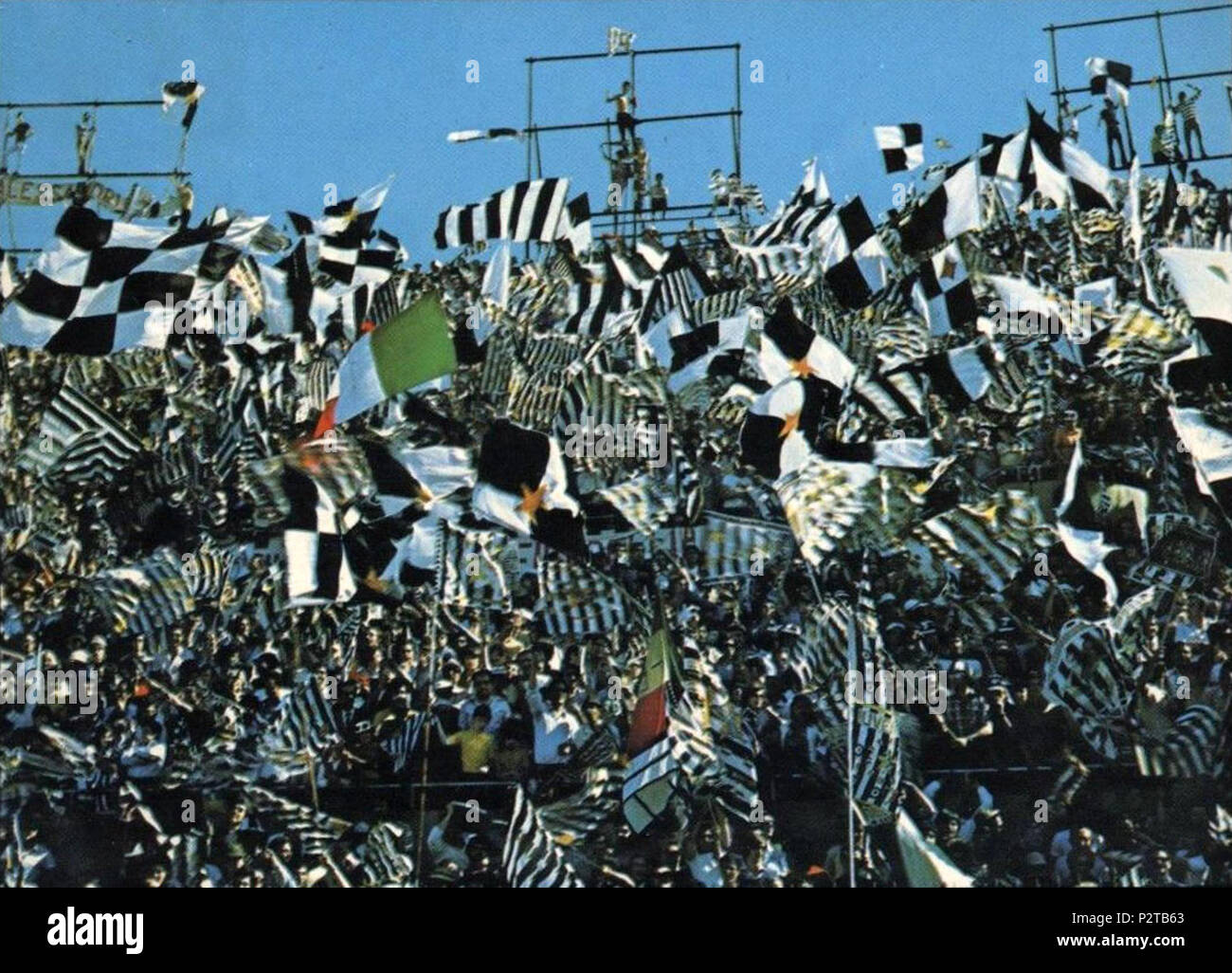 . Italiano: Torino, stadio Comunale, 1973 circa. Tifosi della Juventus in curva Filadelfia. circa 1973. Unknown 85 Supporters of Juventus FC - Stadio Comunale, Turin (circa 1973) Stock Photo