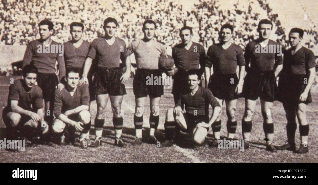 . Italiano: Una formazione del Bologna nella stagione 1935-36. Da sinistra, in piedi: R. Sansone, M. Andreolo, D. Fiorini, M. Gianni, C. Reguzzoni, B. Maini, M. Montesanto, F. Gasperi; accosciati: F. Fedullo, A. Schiavio, G. Corsi. between 1935 and 1936. Unknown 12 Bologna Associazione Giuoco del Calcio 1935-36 Stock Photo