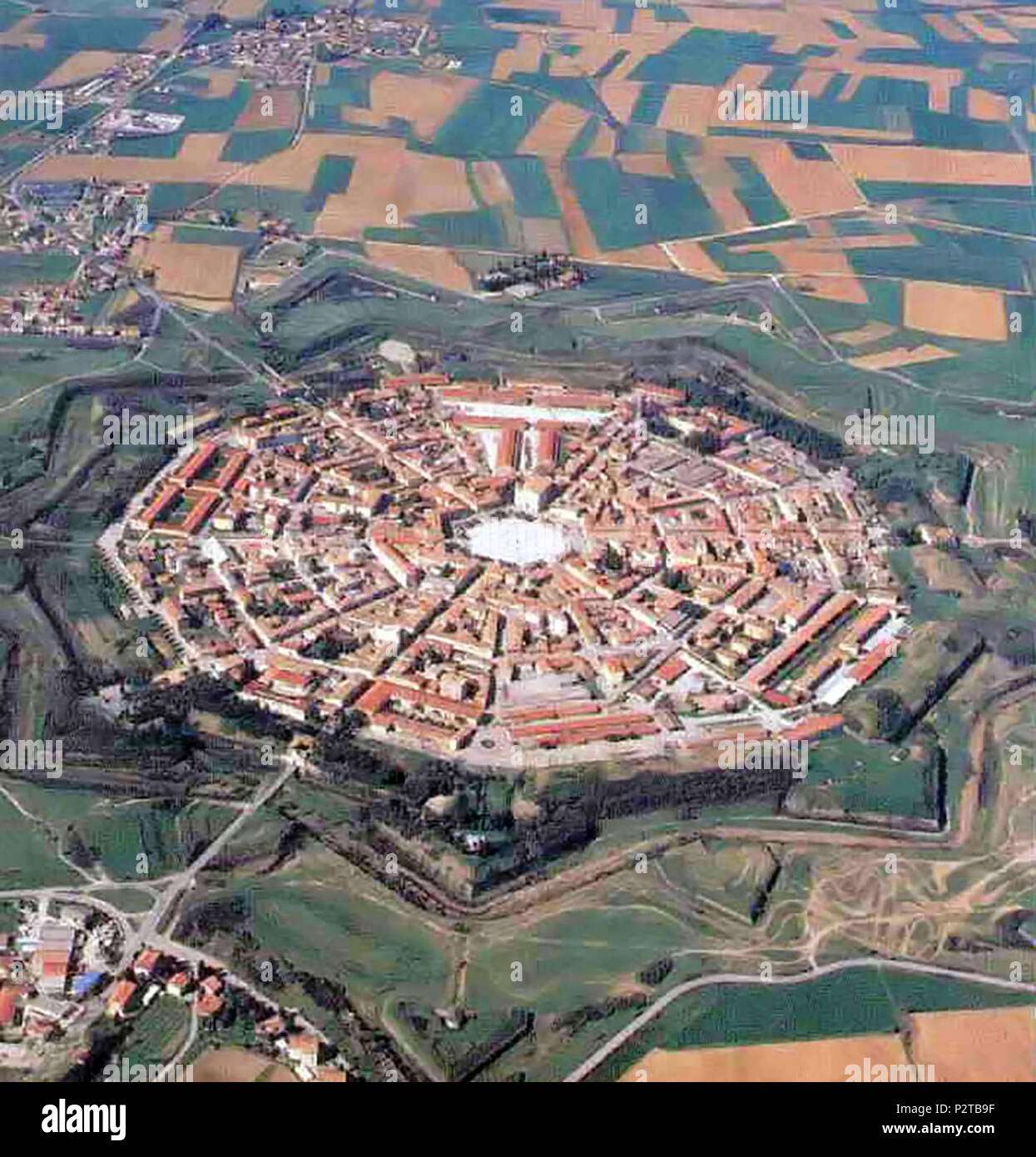 . Italiano: Vista aerea della città di Palmanova . This file is lacking author information. 68 Palmanova aerea Stock Photo