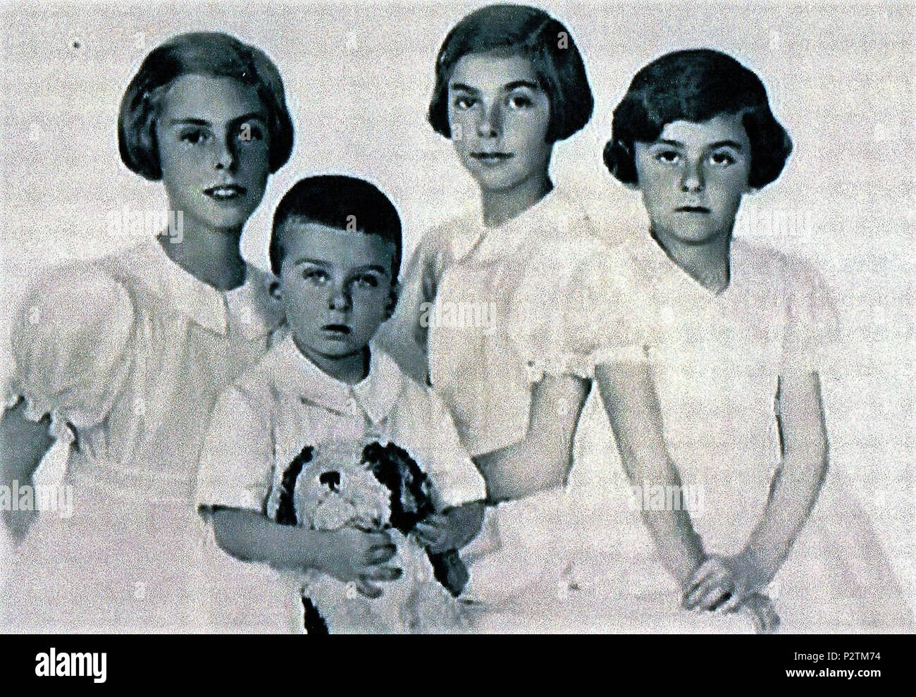 . English: Photography scanned and depicting the sons of princess Iolanda of Savoy, first-born of King Vittorio Emanuele III: M.ludovica, Vittoria, Guja, Pier Francesco . 1936. Seidel 70 Piccoli conti Calvi di Bergolo, figli della principessa Iolanda di Savoia Stock Photo