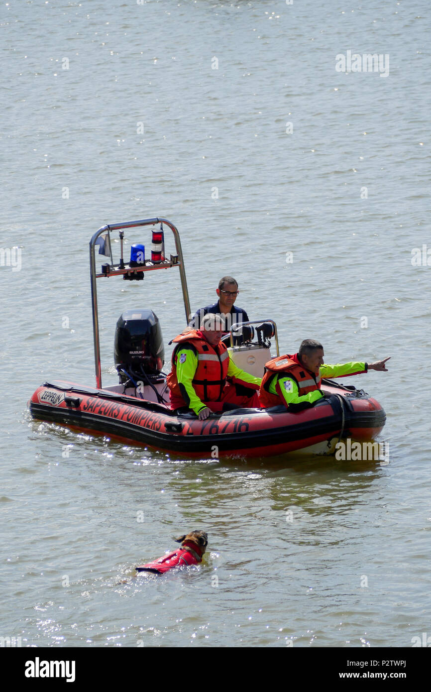 Divers in rescue boat hi-res stock photography and images - Alamy