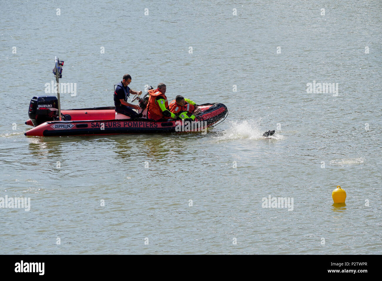 Firefighters divers attend Rescue to drowned people drill, Lyon, France ...