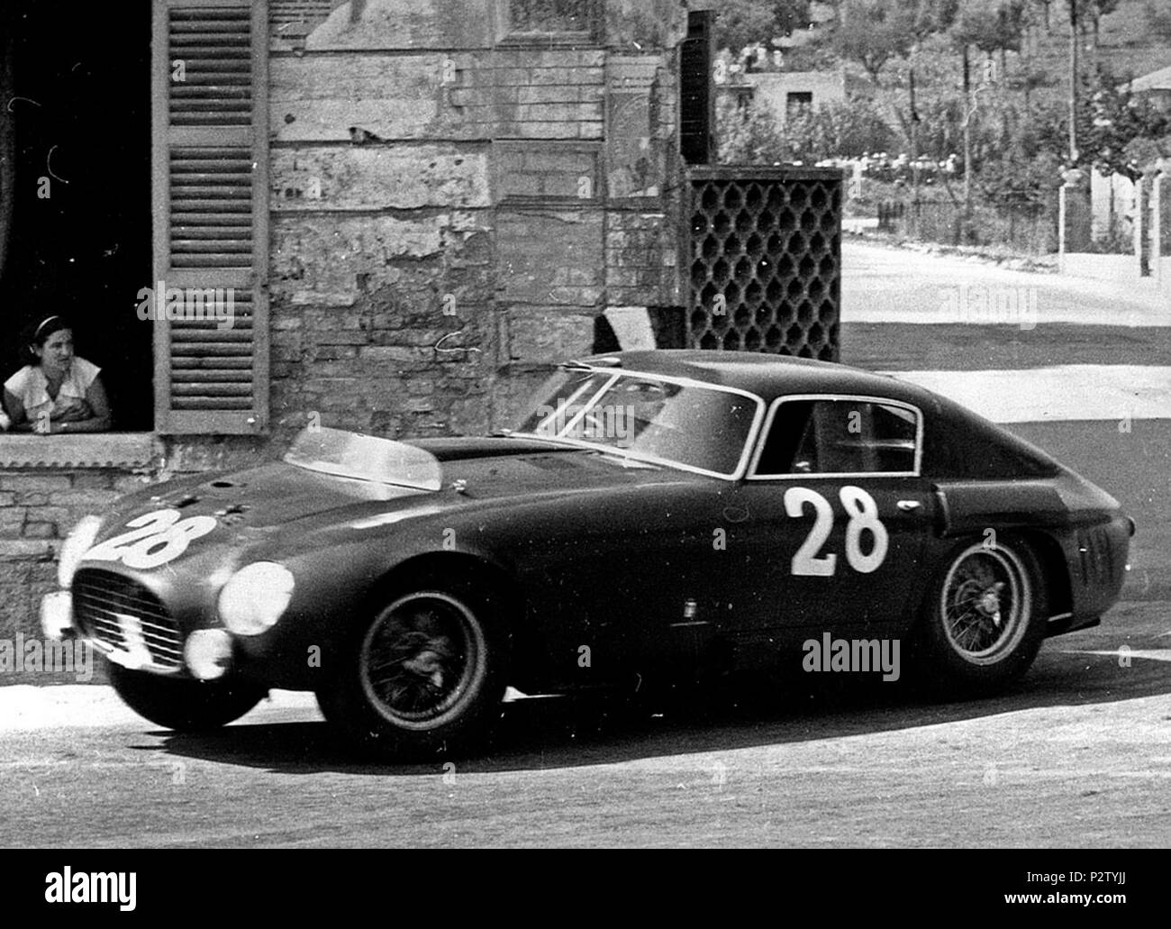 . English: Ferrari 340/375 MM at the 2nd Pescara GP on Aug 16, 1953; starting #28, drivers Mike Hawthorn and Umberto Maglioli. And they won this race. This is chassis #0320AM.[1] . 16 August 1953. Unknown photographer 28 Ferrari-340-375-mm-berlinetta-competizione-by-pinin-farina 0320AM 0-100 75-Pescara1953b Stock Photo