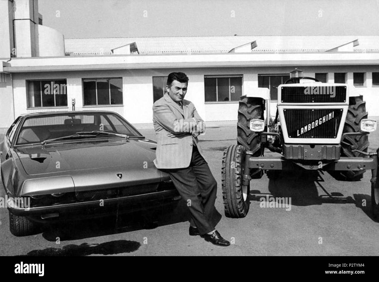 . Italiano: anni '70 Ferruccio Lamborghini fotografato tra un trattore e una vettura Lamborghini . anni '70. Unknown 28 Ferruccio lamborghini Stock Photo