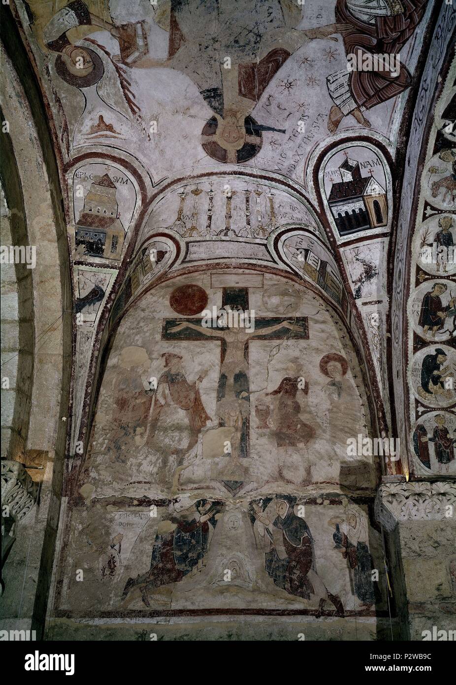 PANTEON REAL- CRUCIFIXION Y MONARCAS ORANTES- PINTURAS MURALES DE LA NAVE SEPTENTRIONAL - SIGLO XII. Location: COLEGIATA DE SAN ISIDORO, LEON, SPAIN. Stock Photo