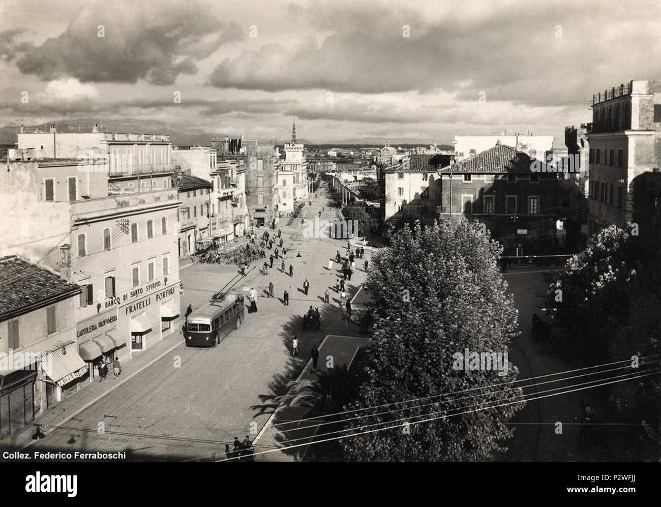 . Italiano: Uno dei quattro Fiat 656F/551 Marelli in servizio sull'effimera filovia Anzio-Nettuno (attiva fra il 1939 e il 1944), qui ripreso in piazza Mazzini a Nettuno. primi anni Quaranta. Anonymous 19 Collez. Ferraboschi, Filovia Anzio-Nettuno 01 Stock Photo