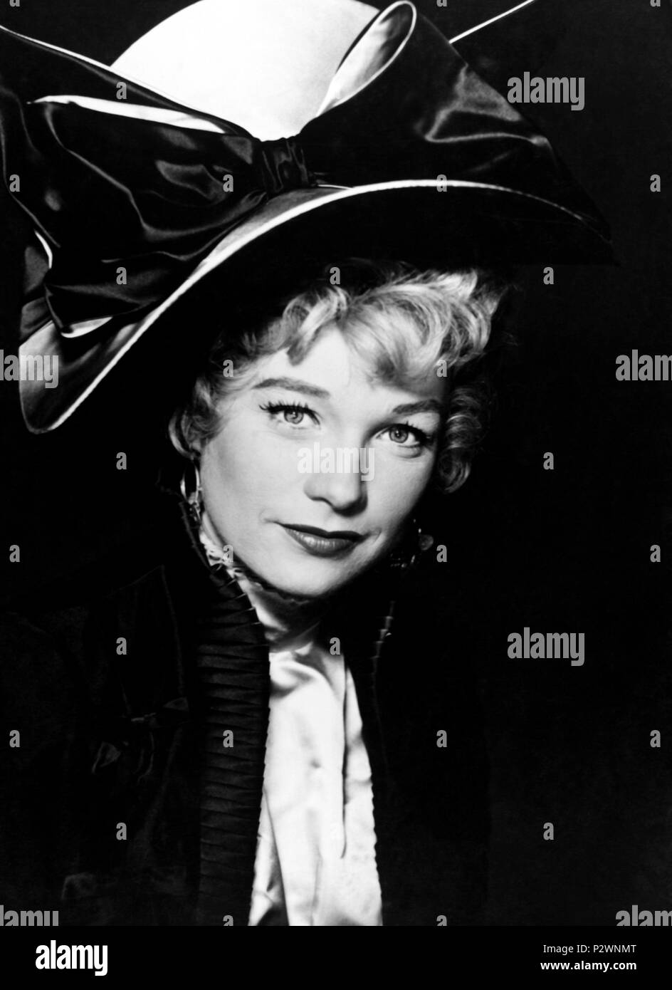 Shirley maclaine can can 1960 hi-res stock photography and images - Alamy
