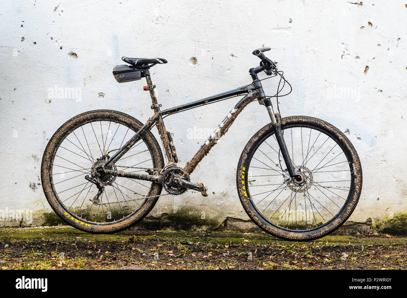 buitenspiegel spiraal gaan beslissen Belarus, Minsk - November, 2017: Gray Color Mountain Bike - Trek X-caliber 6  2014 Model Year. Dirty Mountain Bike Covered with Mud After Riding in Bad  Stock Photo - Alamy
