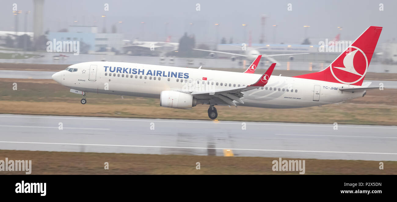 Istanbul Turkey March 04 2018 Turkish Airlines Boeing 737 8f2 Cn 40980 Landing To Istanbul Ataturk Airport Thy Is The Flag Carrier Of Turkey W Stock Photo Alamy