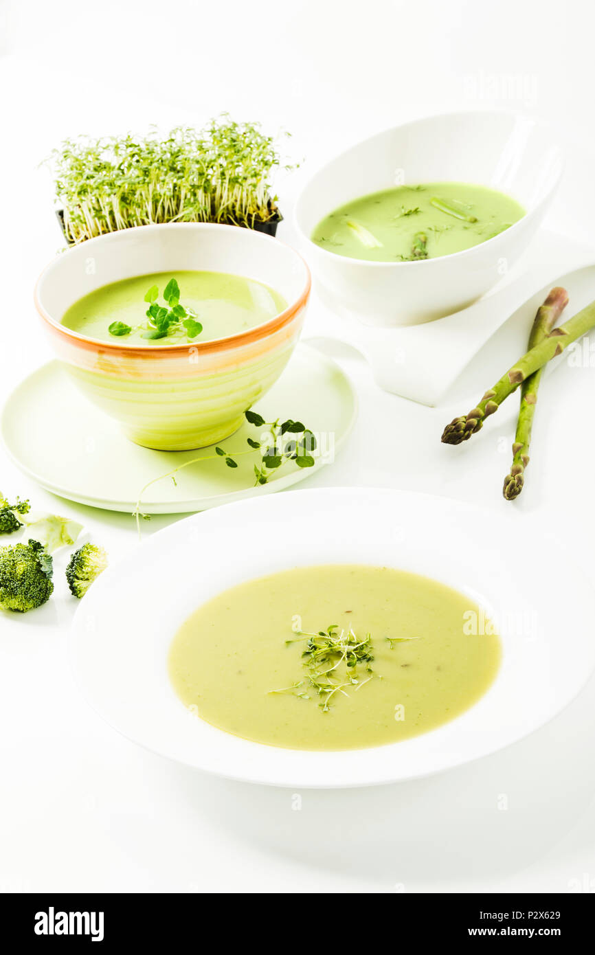 Broccolicreme-Suppe mit frischer Kresse, Spargelcreme-Suppe und Kräutersuppe, Studio Stock Photo