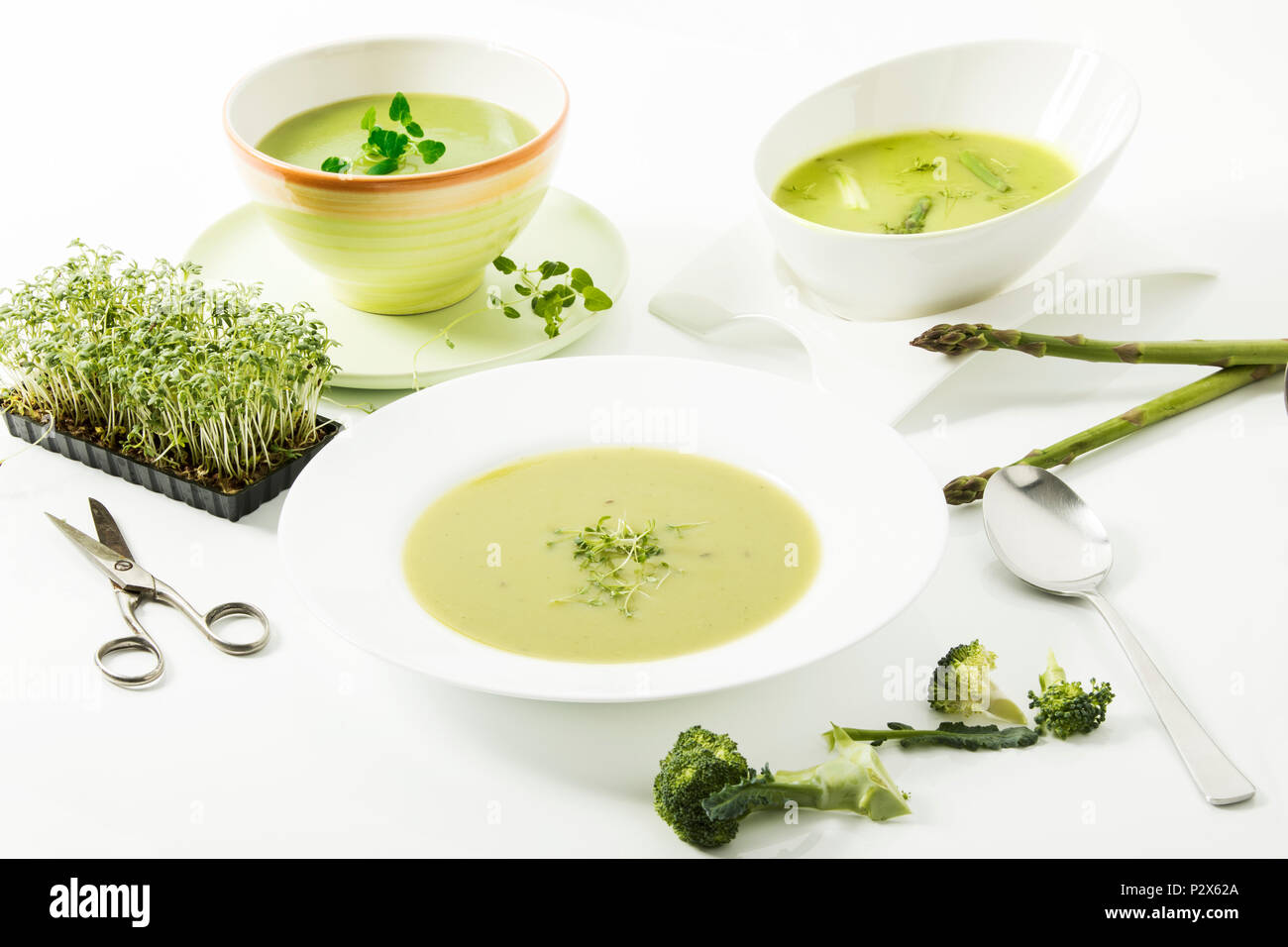 Broccolicreme-Suppe mit frischer Kresse, Spargelcreme-Suppe und Kräutersuppe, Studio Stock Photo