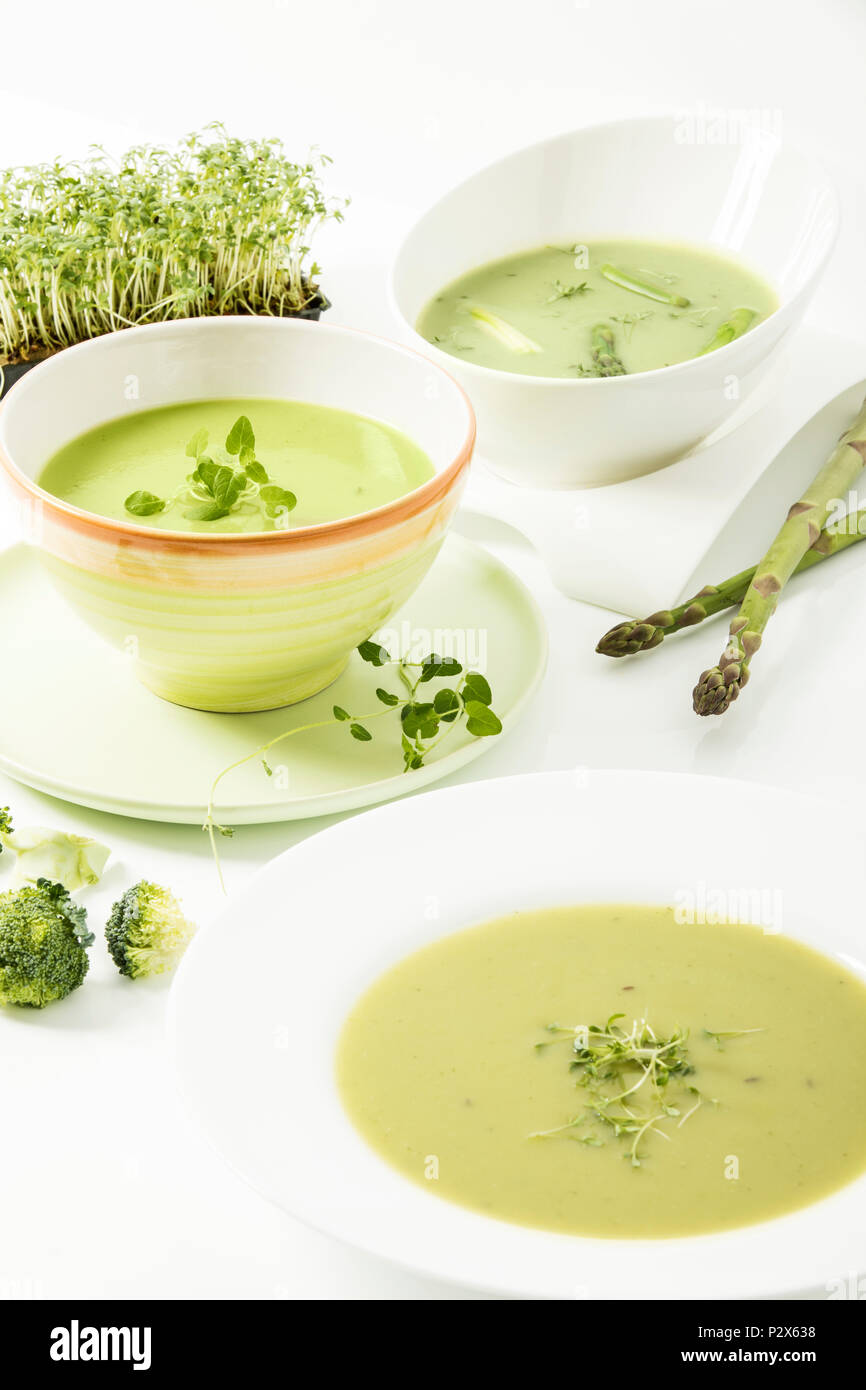 Broccolicreme-Suppe mit frischer Kresse, Spargelcreme-Suppe und Kräutersuppe, Studio Stock Photo