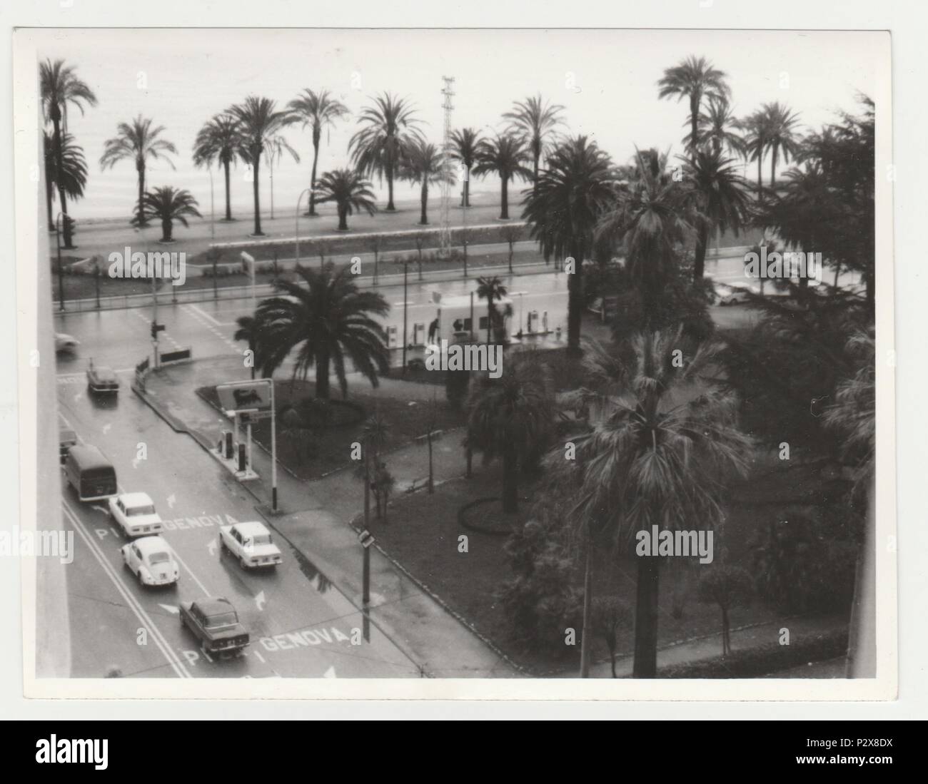Beach scene 1970s hi-res stock photography and images - Alamy