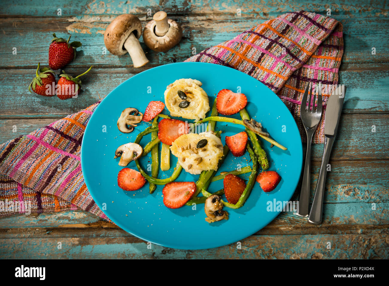 Spargelsalat, grüner Spargel, frisch, Erdbeeren, Ziegenkäse, braun, Champignons, geröstet, Pinienkerne, Ernährung, gesund, Diät, abnehmen, kalt, frisc Stock Photo