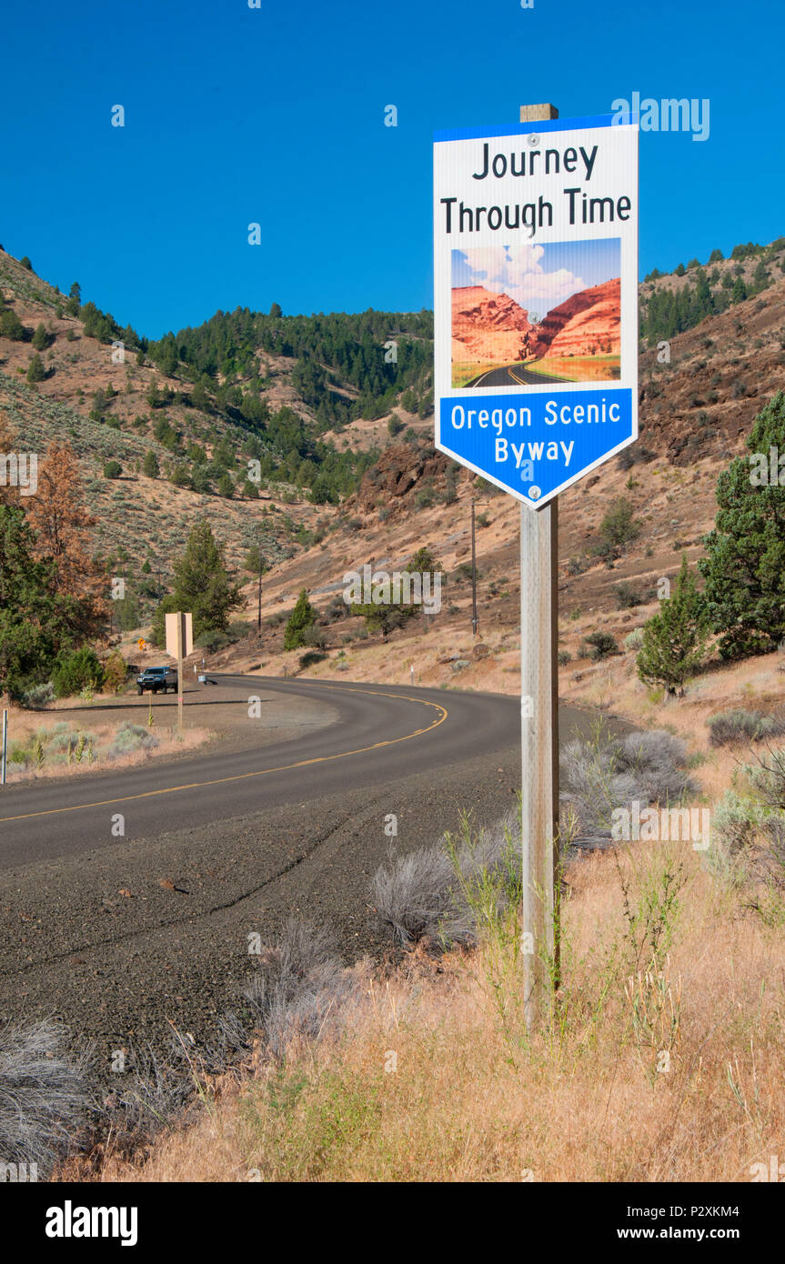 Journey Through Time National Scenic Byway along John Day River near Spray, John Day River State Scenic Waterway, Oregon Stock Photo