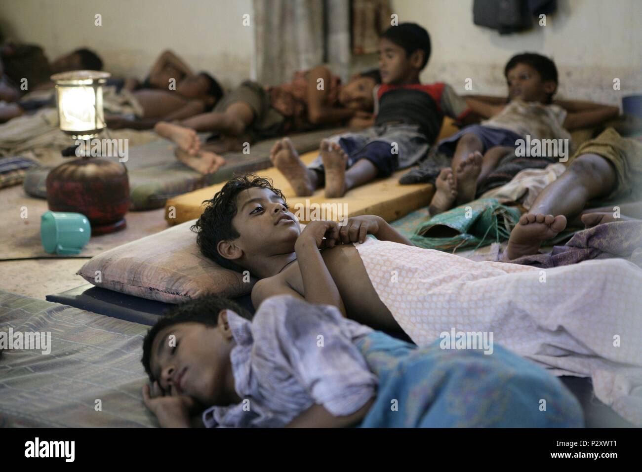 Original Film Title: SLUMDOG MILLIONAIRE. English Title: SLUMDOG MILLIONAIRE. Film Director: DANNY BOYLE; LOVELEEN TANDAN. Year: 2008. Stars: AZHARUDDIN MOHAMMED ISMAIL. Credit: CELADOR FILMS/FILM4 / Album Stock Photo