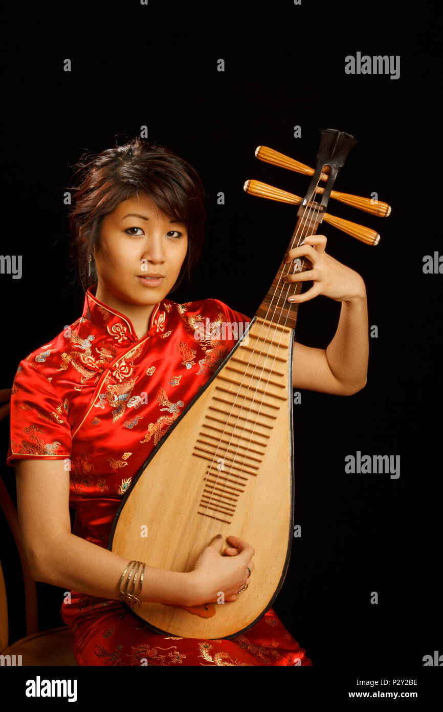 chinese Pipa player in playing position Stock Photo - Alamy