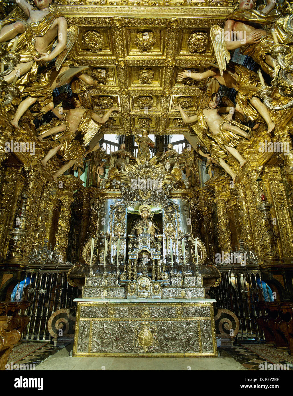 Main altar of the Cathedral of Santiago de Compostela. Gothic altar remodeled in exuberant baroque by Jose Vega y Verdugo. The Baldachin,17th century, author Domingo de Andrade (1639-1712). A bejeweled medieval statue of St. James (12th century). Santiago de Compostela Cathedral. Santiago de Compostela, province of La Coruña, Galicia, Spain. Stock Photo