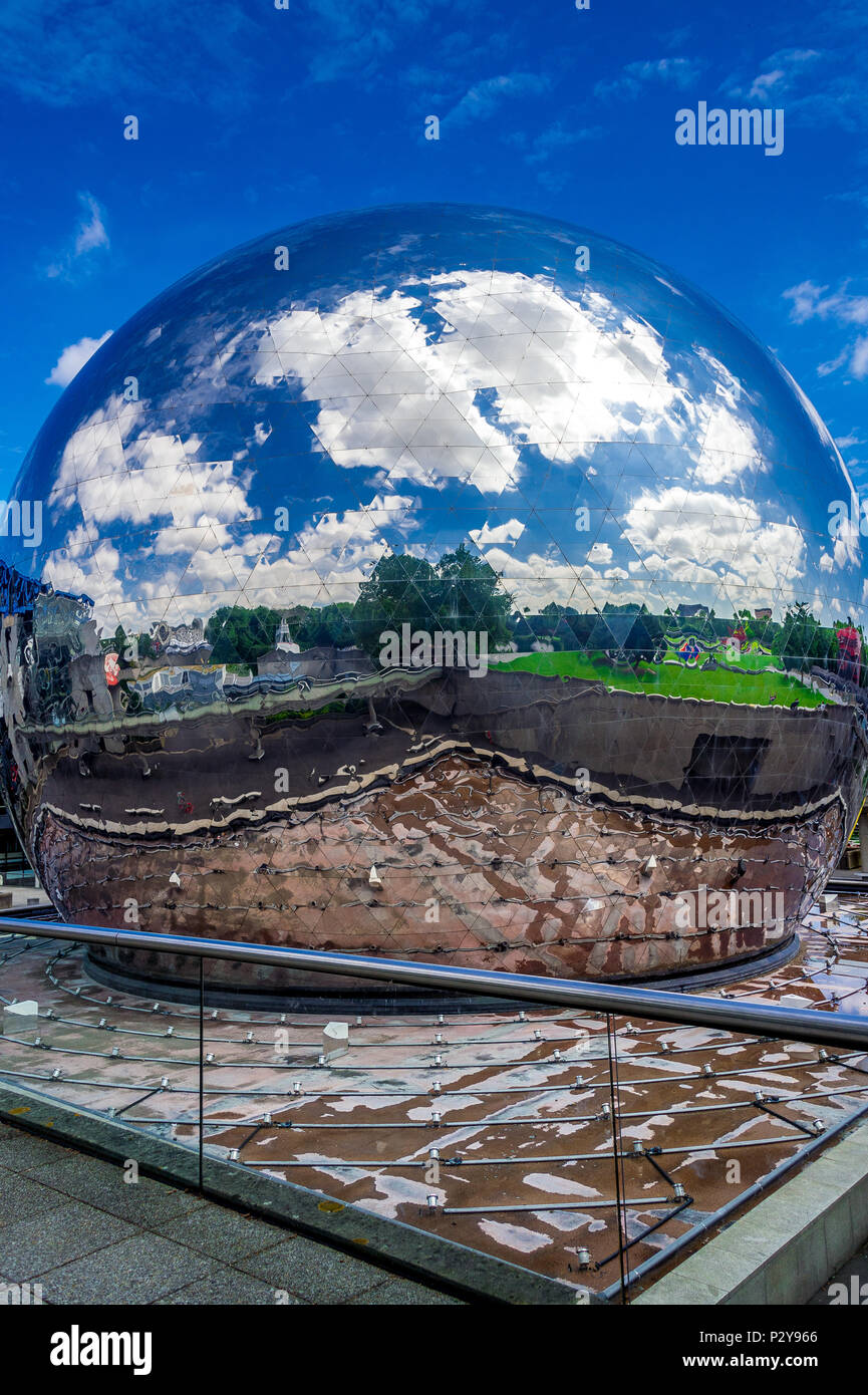 La Géode is a mirror-finished geodesic dome that holds an Omnimax theatre in Parc de la Villette at the Cité des Sciences et de l'Industrie in Paris Stock Photo
