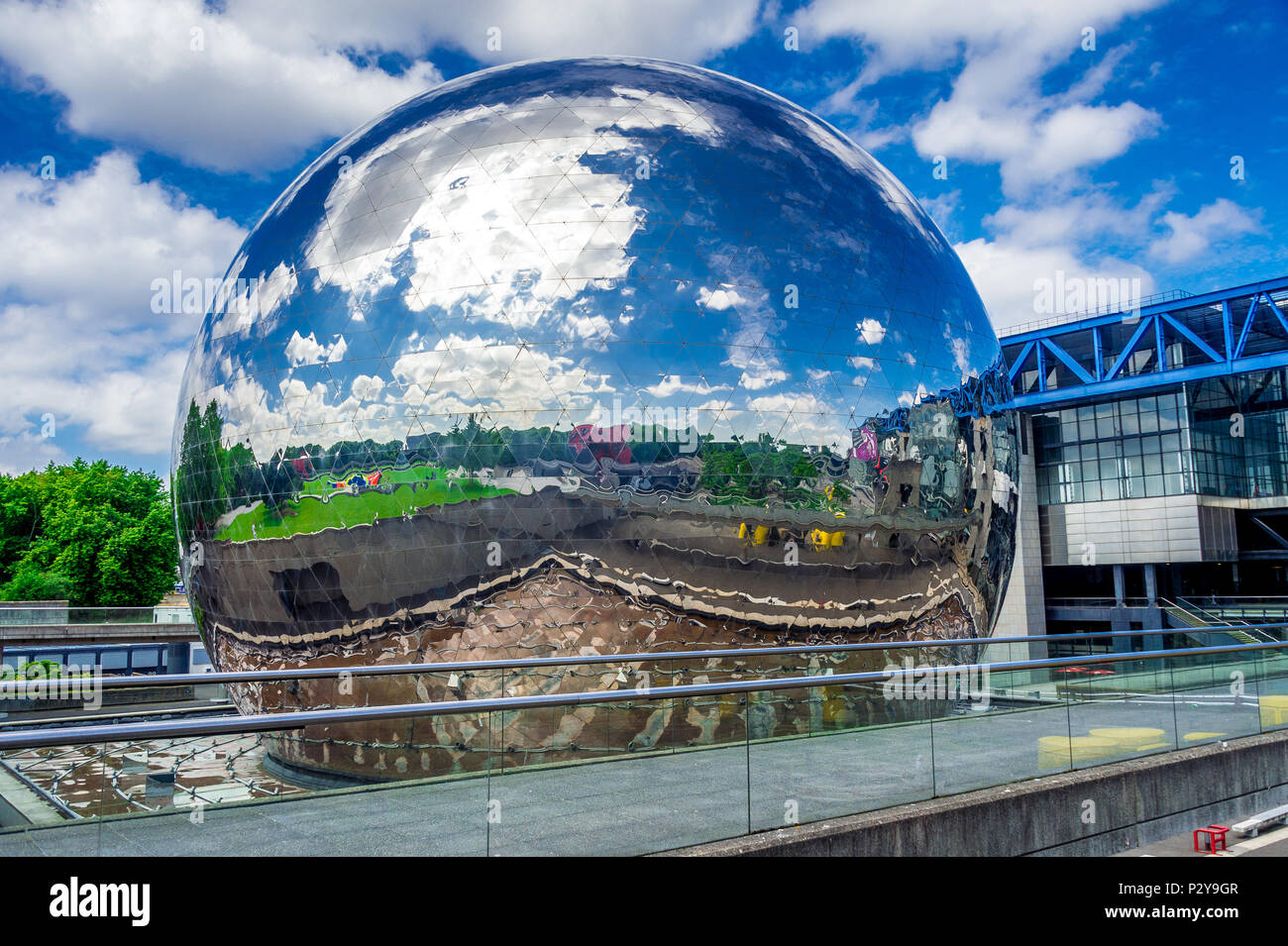 La Géode is a mirror-finished geodesic dome that holds an Omnimax theatre in Parc de la Villette at the Cité des Sciences et de l'Industrie in Paris Stock Photo