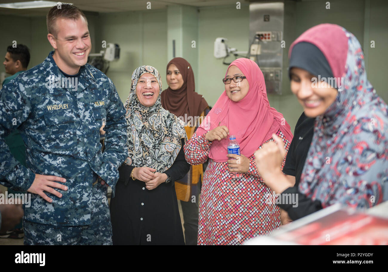 160809-N-QW941-003 KUANTAN, Malaysia (Aug. 9, 2016) Lt. Steven Whelpley (left), a native of Fredericksburg, Virginia and an emergency physician assigned to hospital ship USNS Mercy (T-AH 19), speaks with Malaysian doctors prior to a Pacific Partnership 2016 advanced cardiovascular life support training course aboard Mercy. During the training, Pacific Partnership 2016 personnel and Malaysian doctors discussed guidelines for treating patients with cardiac arrest and other life threatening emergencies. This is the first time Mercy and Pacific Partnership have visited Malaysia. During the mission Stock Photo