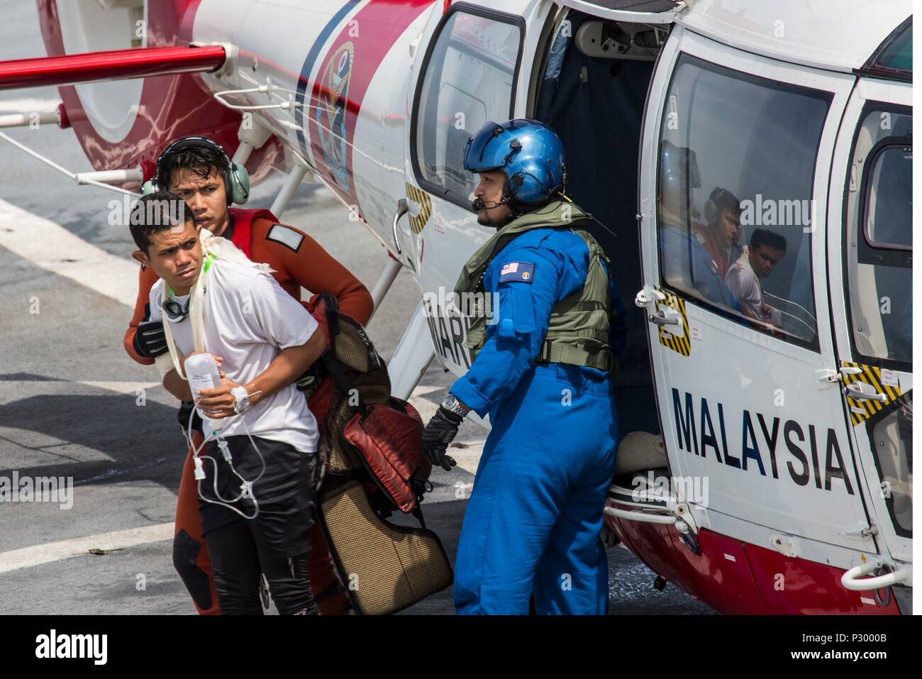 Rescue agency personnel work hi-res stock photography and images - Alamy