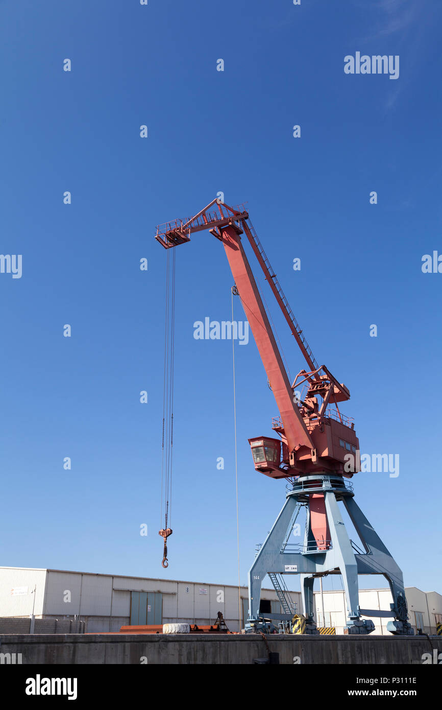 Dock side heavy lifting crane for loading and unloading cargo from