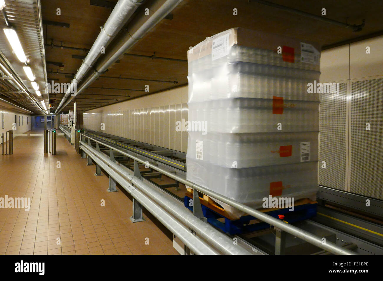 transport of empty bottles to warehouse at distillery Nolet, Schiedam, Holland Stock Photo