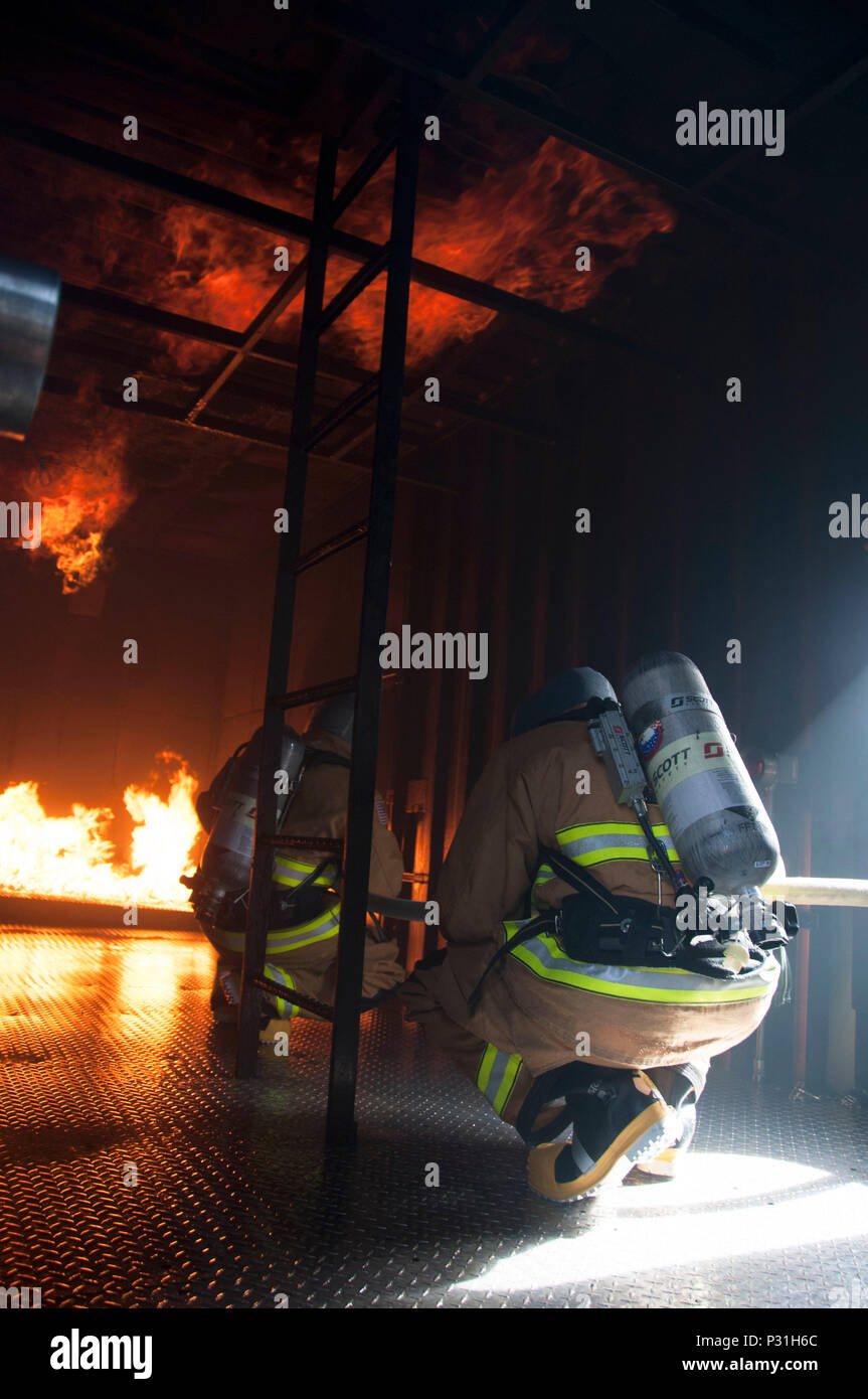 160826-N-WI626-076 SANTA RITA, Guam (August 26, 2016) Sailors from Naval Submarine Training Center (NSTCP) detachment (det) Guam demonstrate the new Mobile Trainer 1000 submarine firefighting trainer after a ribbon cutting ceremony on Polaris Point, Guam, Aug. 26. NSTCP det Guam provides training for the four Los Angeles-class attack submarines based out of Apra Harbor, Guam, and submarines deployed throughout the Pacific Ocean. (U.S. Navy photo by Lieutenant Lauren Spaziano/Released) Stock Photo