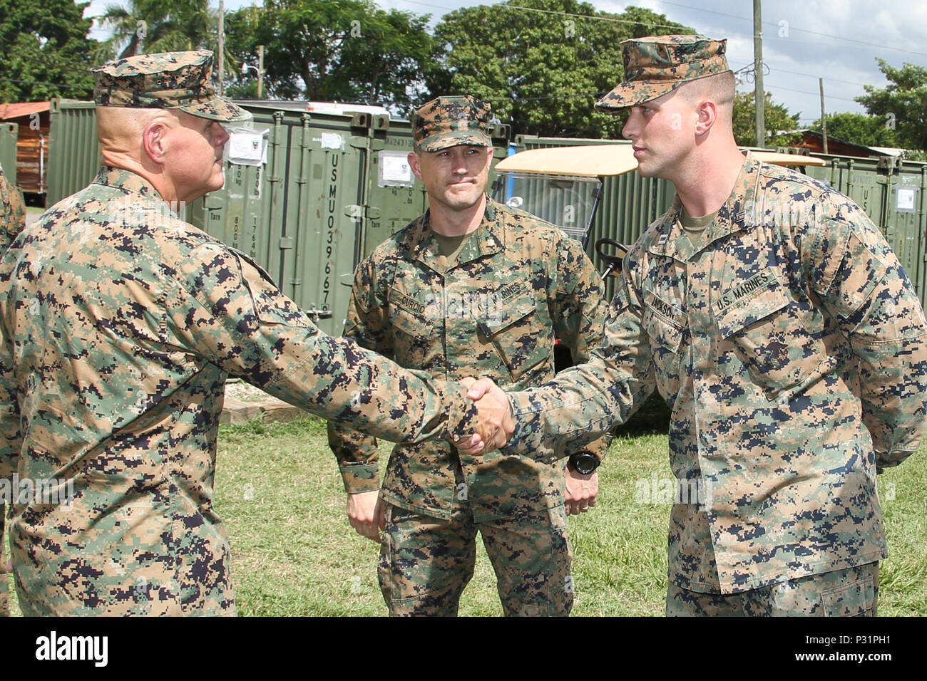 Commandant of the Marine Corps Gen. Robert B. Neller, left, shakes hands with a Marine with Special Purpose Marine Air Ground Task Force at Soto Cano Air Base, Honduras, Aug. 21, 2016. Neller visited Marines who deployed in June of 2016. (U.S. Marine Corps photo by Cpl. Samantha K. Braun/Released) Stock Photo
