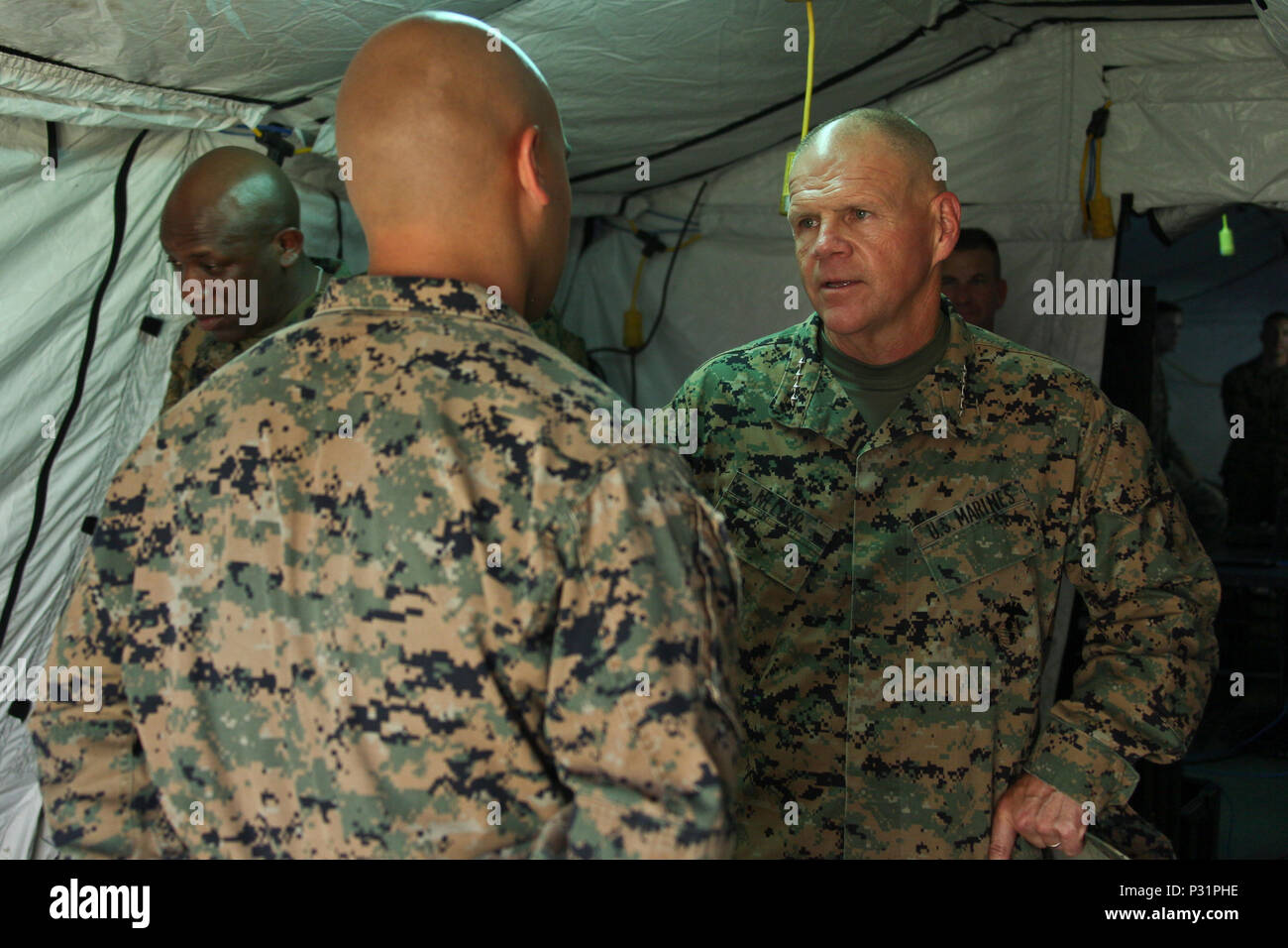 Commandant of the Marine Corps Gen. Robert B. Neller, right, speaks to a Marine with Special Purpose Marine Air Ground Task Force at Soto Cano Air Base, Honduras, Aug. 21, 2016. Neller visited Marines who deployed in June of 2016. (U.S. Marine Corps photo by Cpl. Samantha K. Braun/Released) Stock Photo